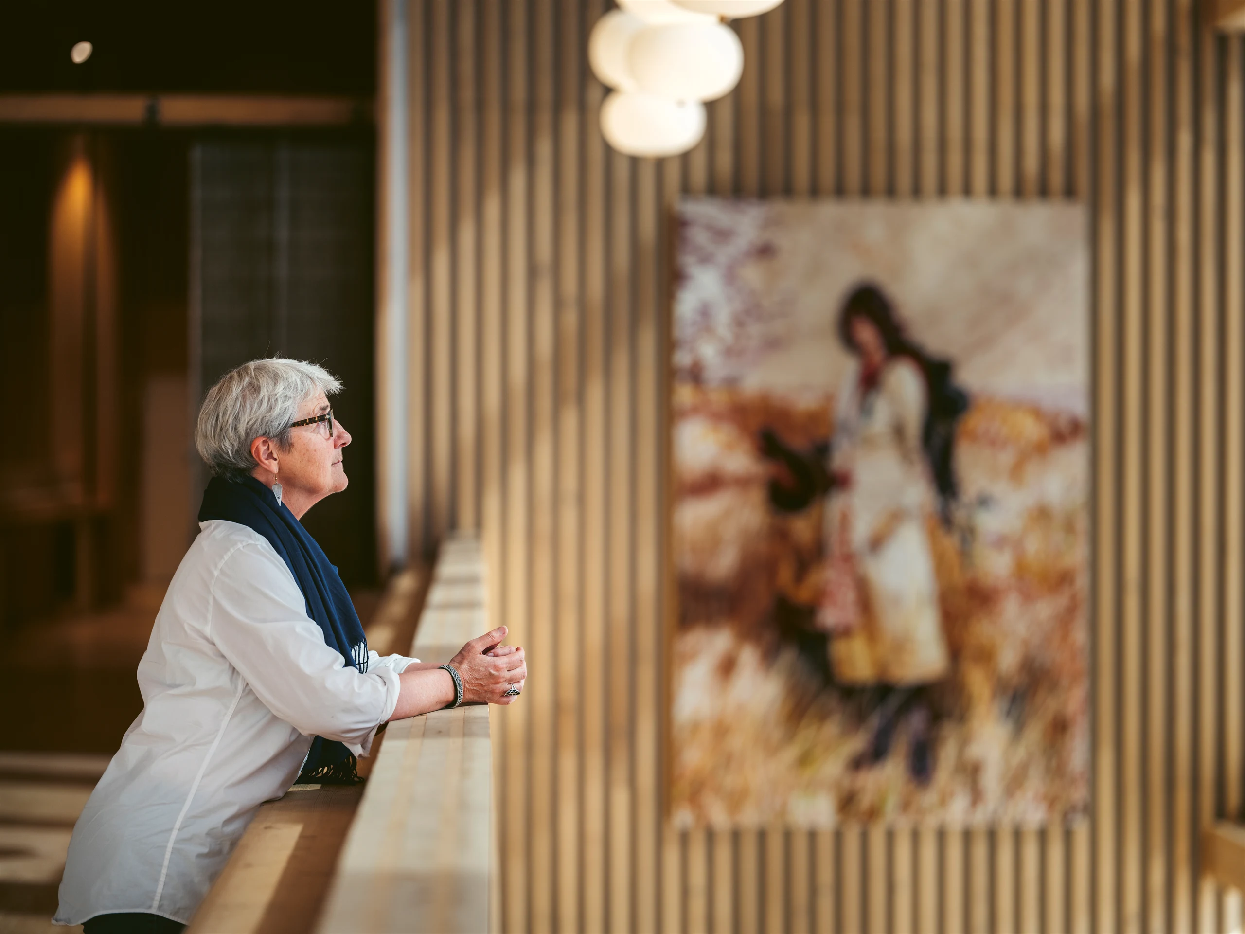 Catrin Engman blickar ut över Sara kulturhus