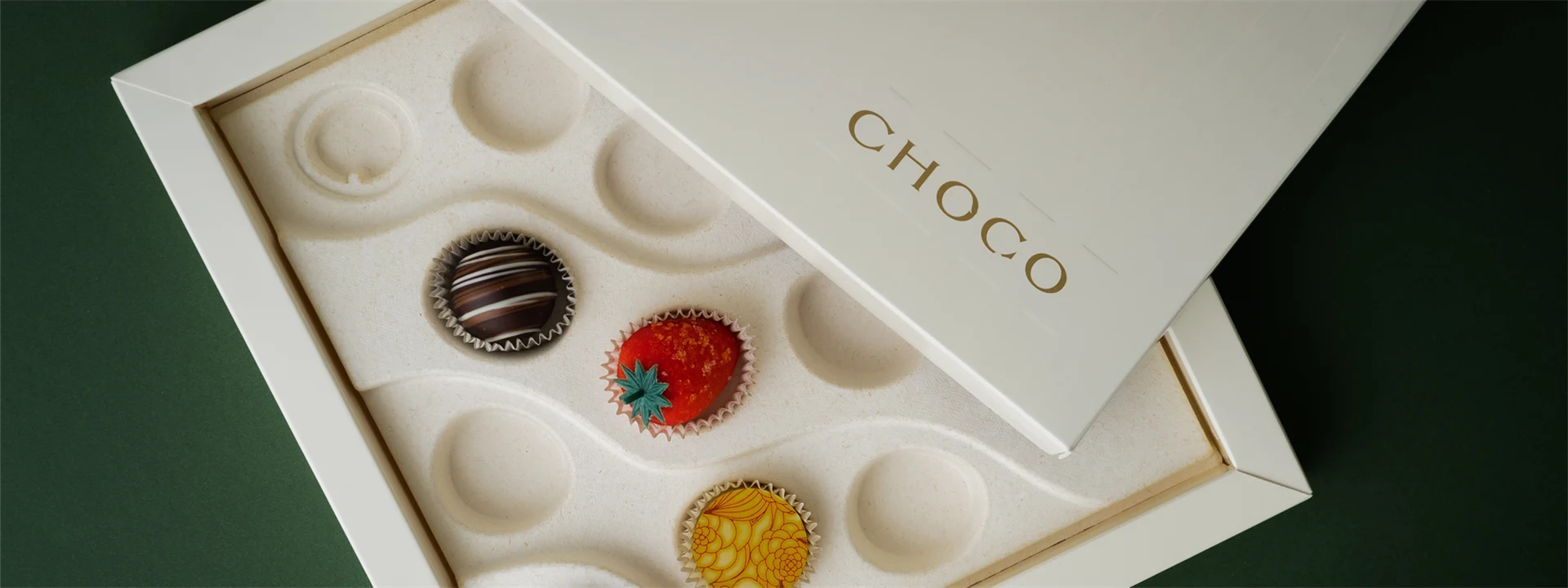 Wood-based insert tray for chocolate packaging