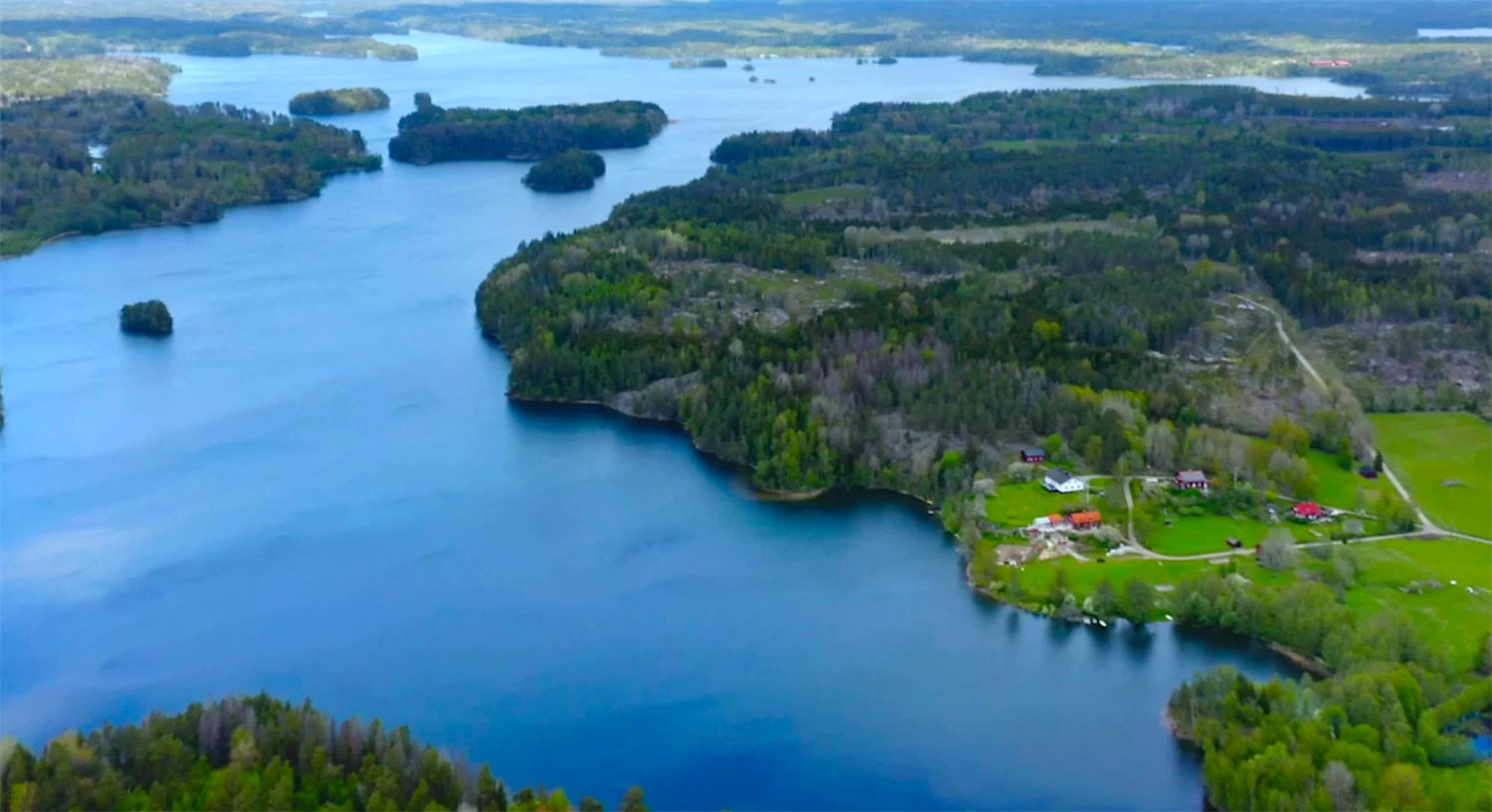 Drönarvy över sjön Likstammen i Kunskapsskogen med samma namn