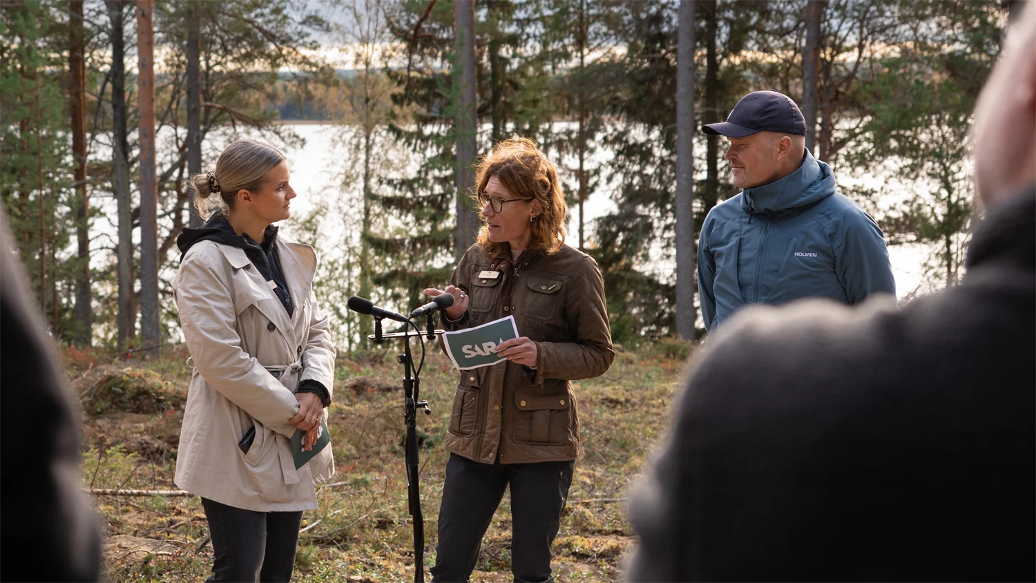 − Vi vill gärna bidra till och främja den lokala kulturen. Att samtidigt få visa hur ett frö i marken kan bli till klimatsmarta produkter, som Sara kulturhus, känns kul och viktigt, säger Jan Åhlund, skoglig specialist på Holmen och talare under lanseringen tillsammans med Anna Jirstrand Sandlund, vd på Sara kulturhus. Samtalet modereras av Emmy Gustafsson Wass, eventansvarig på Sara kulturhus.