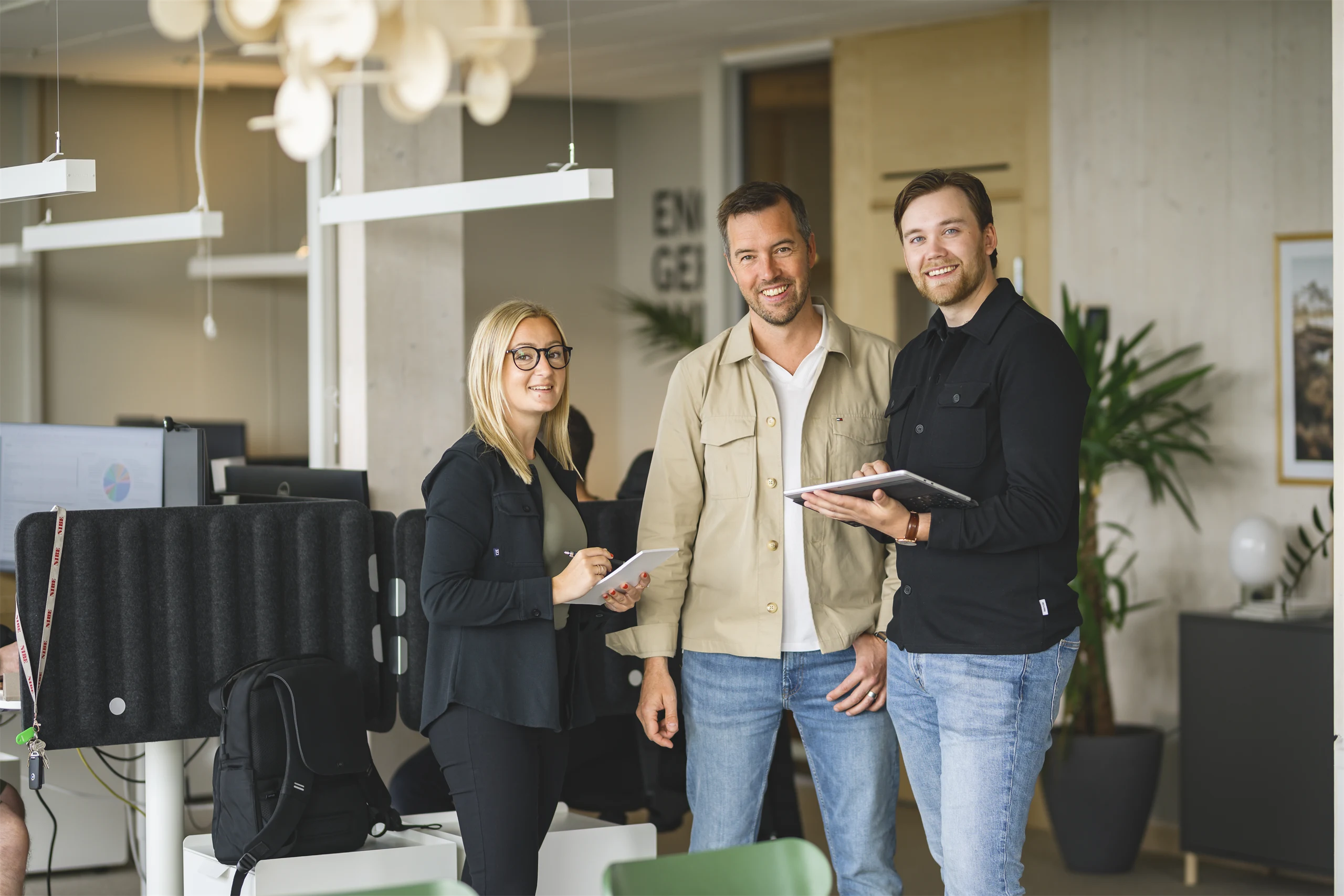 Bild på kollegor kring ett mötesbord