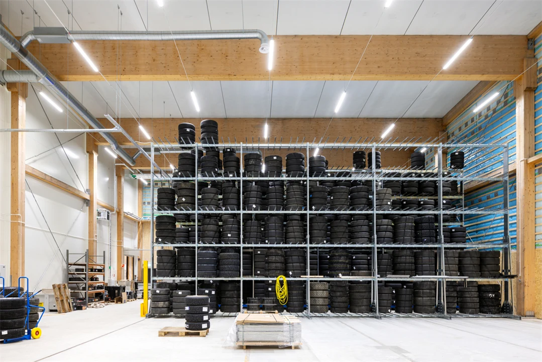 Förvaring av bildäck i träbyggnad