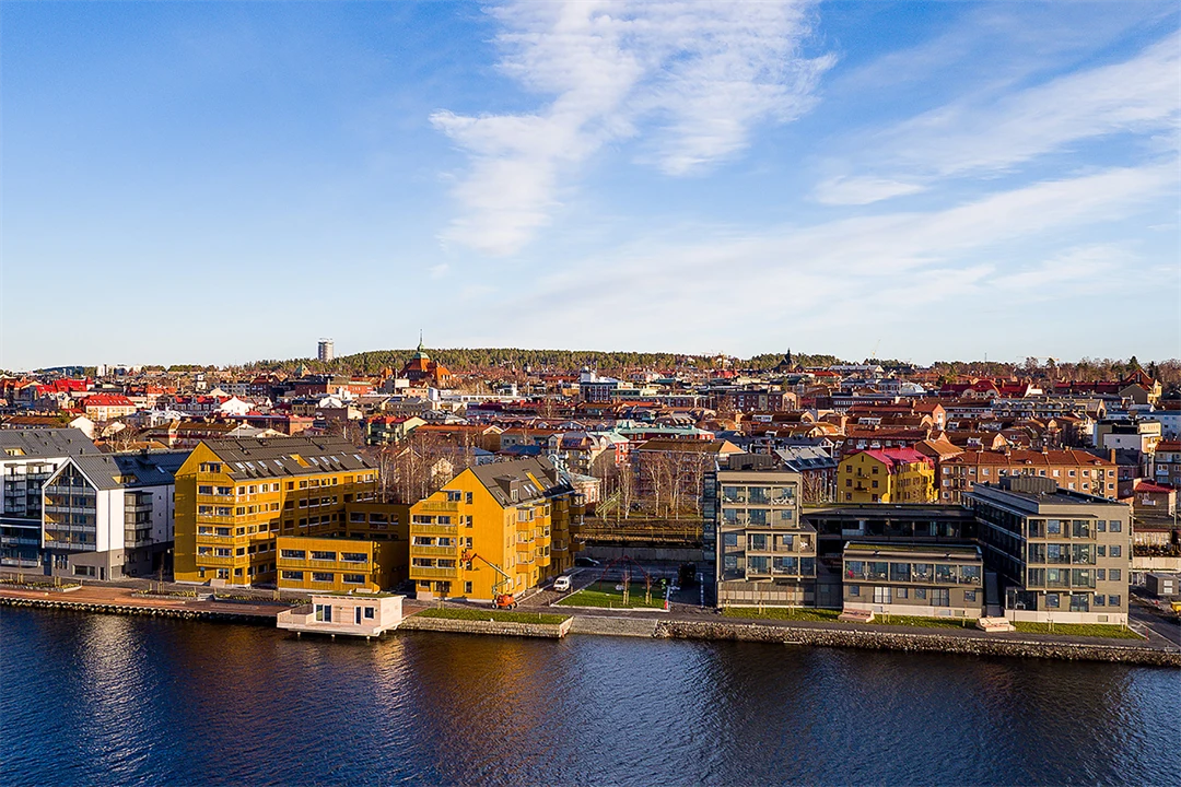 Drönarbild över hus vid vattnet