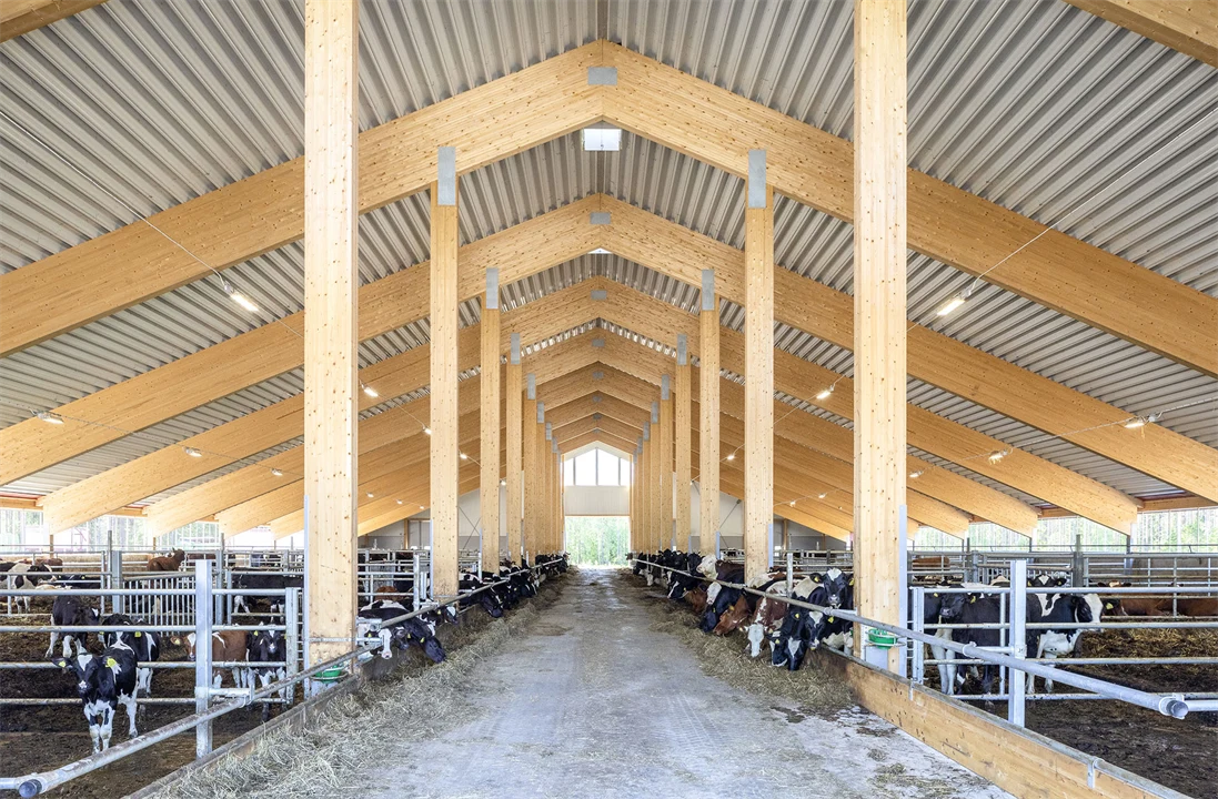 Lantbruksbyggnad med trästomme