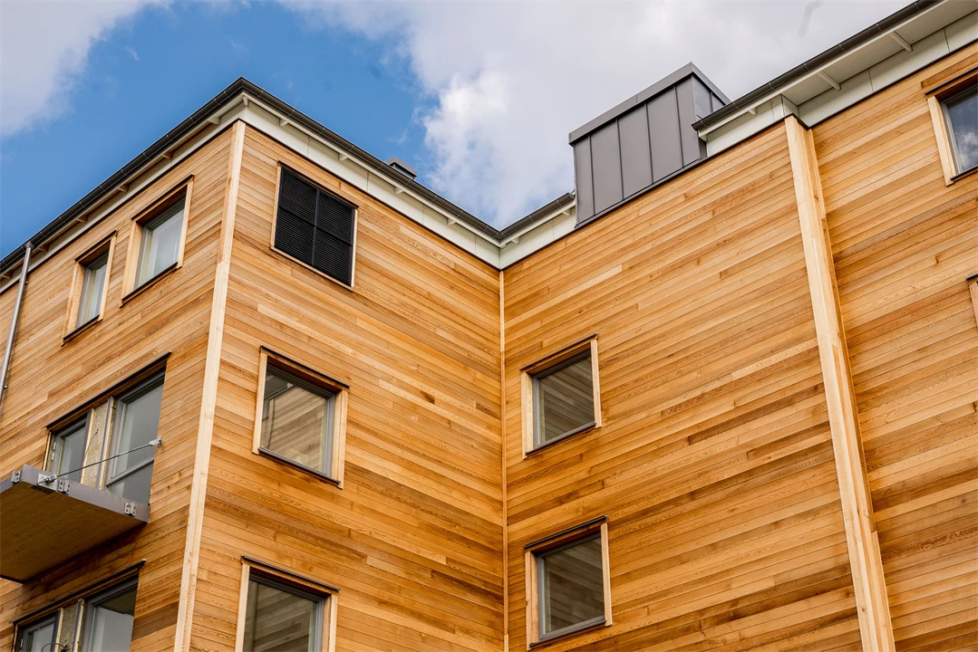 Fasad i trä på flervåningshus