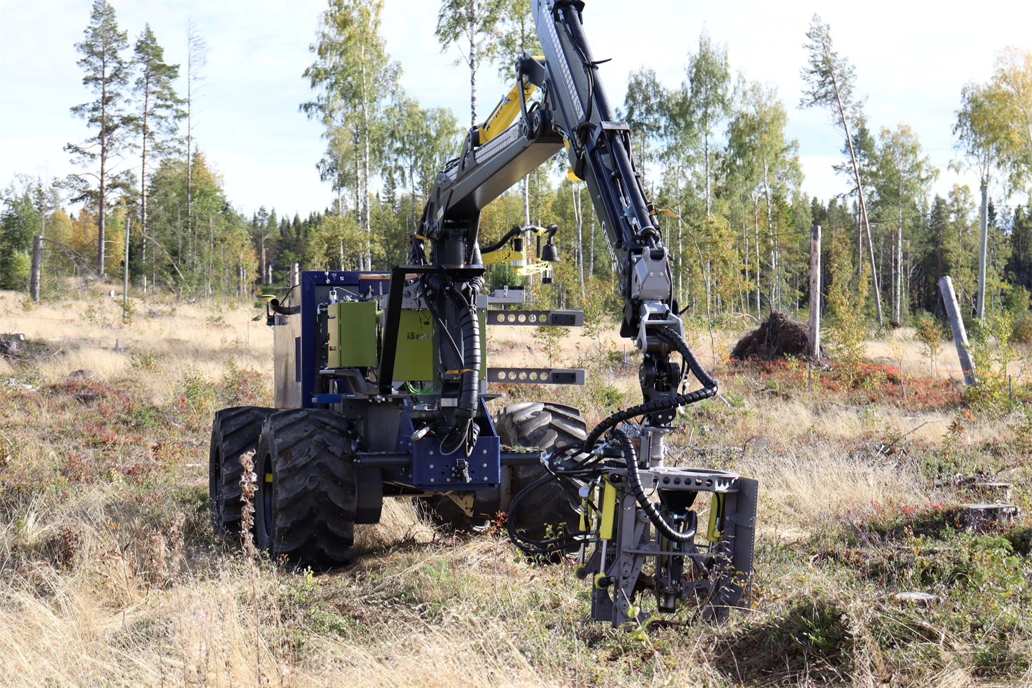 Test av självkörande skogsföryngringsmaskin i fält.