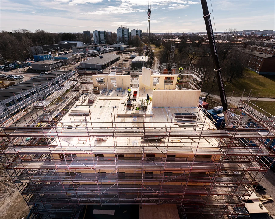 Trähus med byggnadsställningar omkring sig