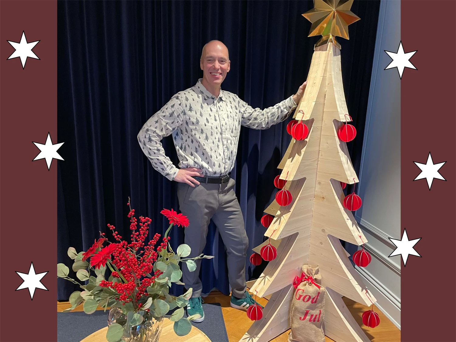 VD Johan Padel intill julgran i KL-trä