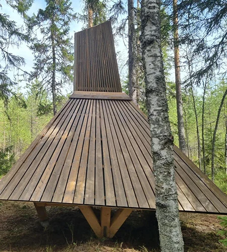 Väderskydd i Robertsfors kommun, tillverkat med virke från Holmen av arkitektstudenter i Umeå