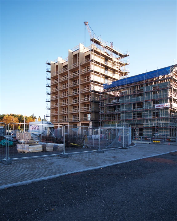 Flervåningshus i trä under uppbyggnad