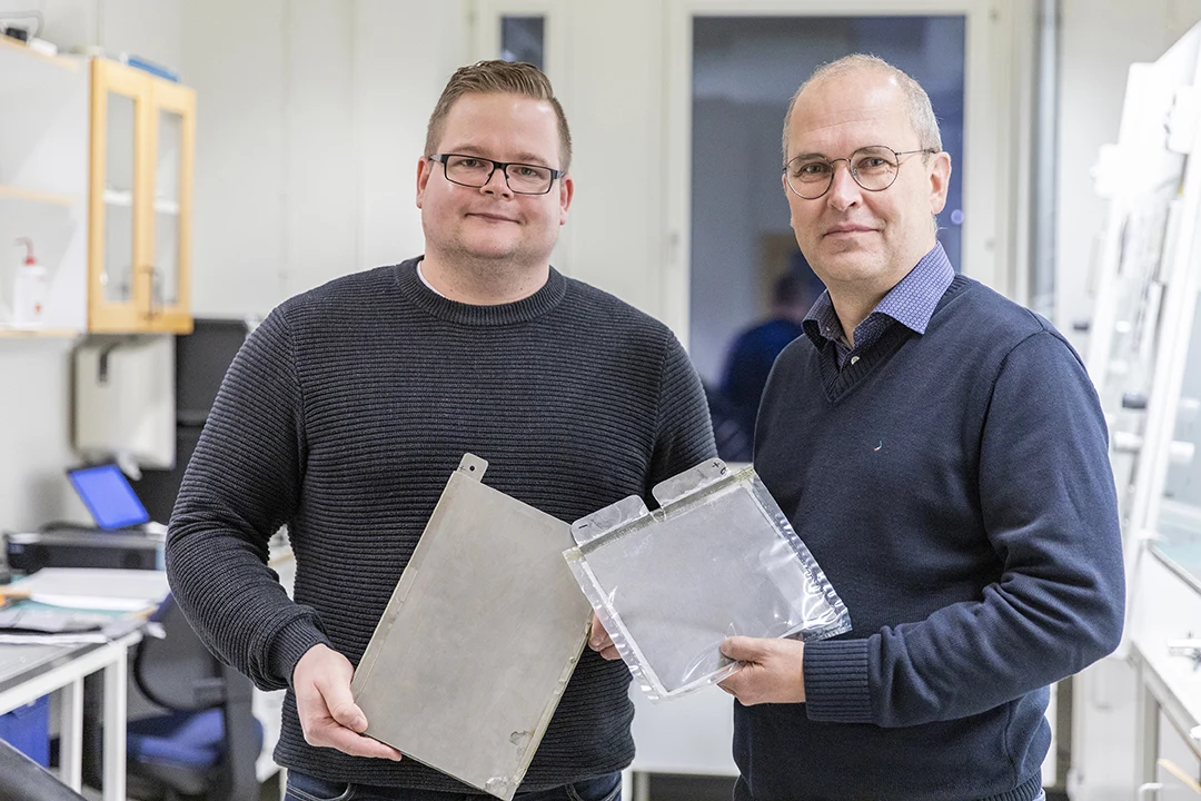 Forskaren Nicklas Blomqvist från Mittuniversitetet och Johan Lindgren från Holmen Iggesund Paperboard håller upp superbatteriet