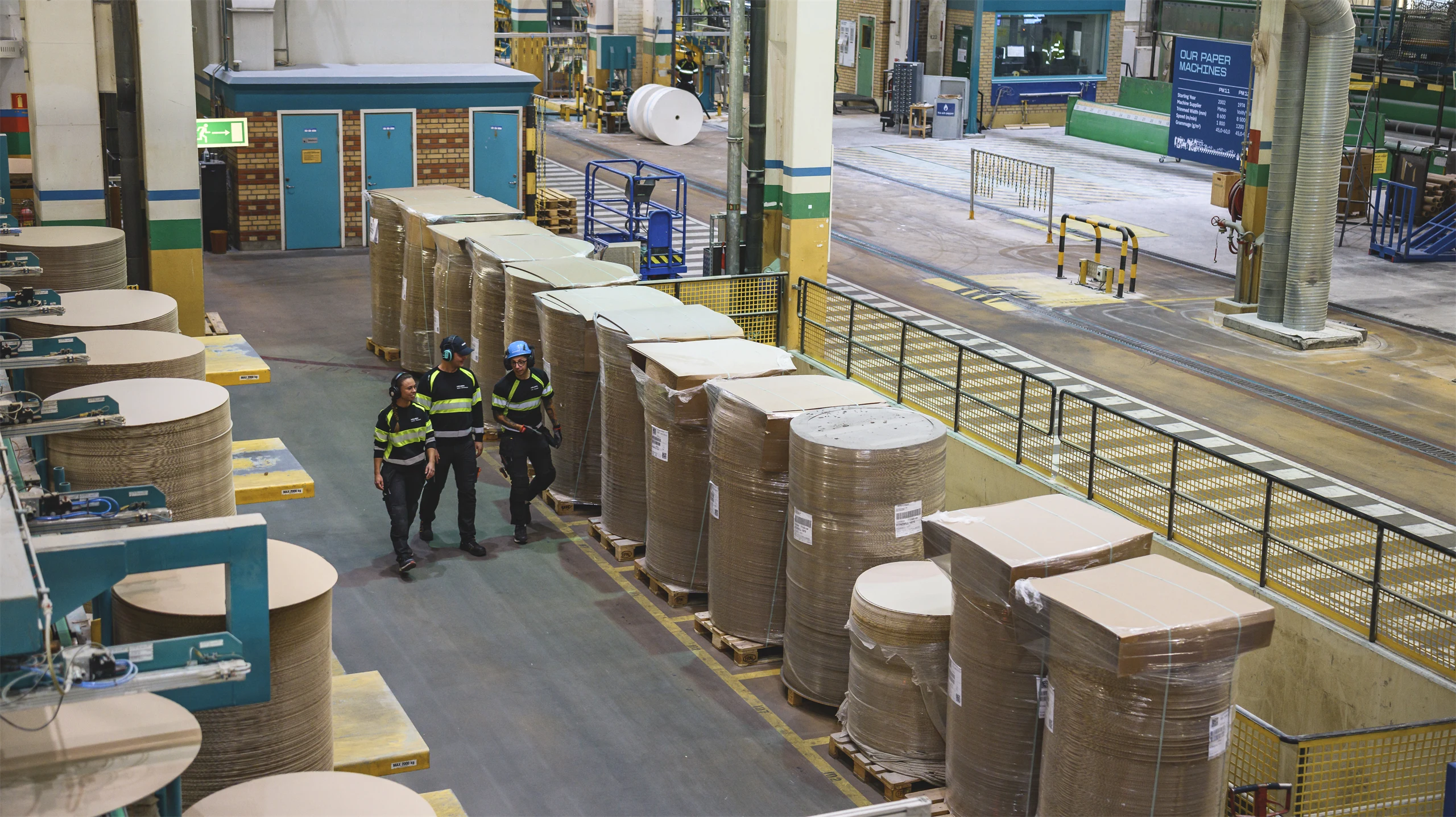 Bild på man som inspekterar ett verktyg på Hallsta pappersbruk