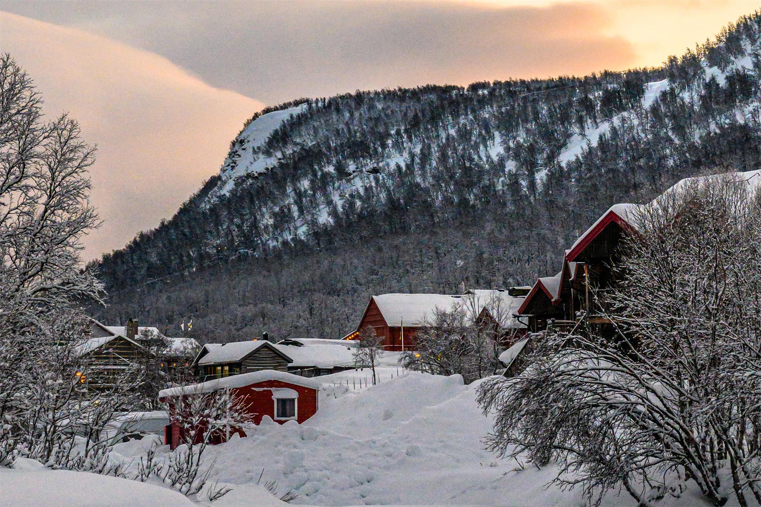 Stugor i vinterlandskap 