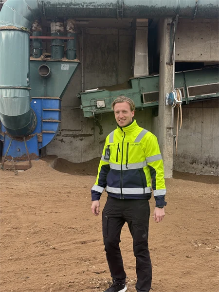 Joakim framför betongävgg