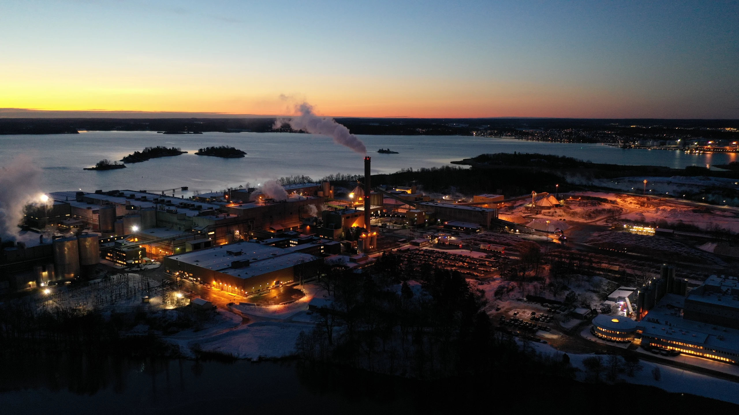 Picture of a guy in fron of a paper machine at Braviken Paper mill