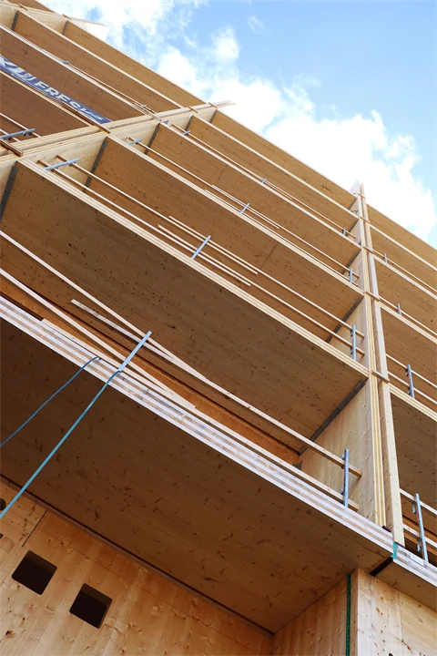 Flervåningshus i trä under uppbyggnad