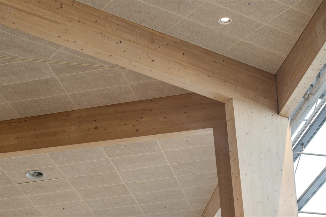 Detaljbild på limträbalkar på terminal 5, Arlanda