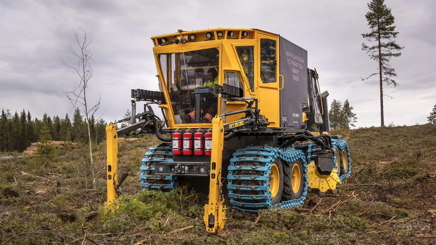 Plantmax-maskin på ett hygge. På biden syns baksidan av maskinen med planteringsarmarna som sticker ner i jorden.