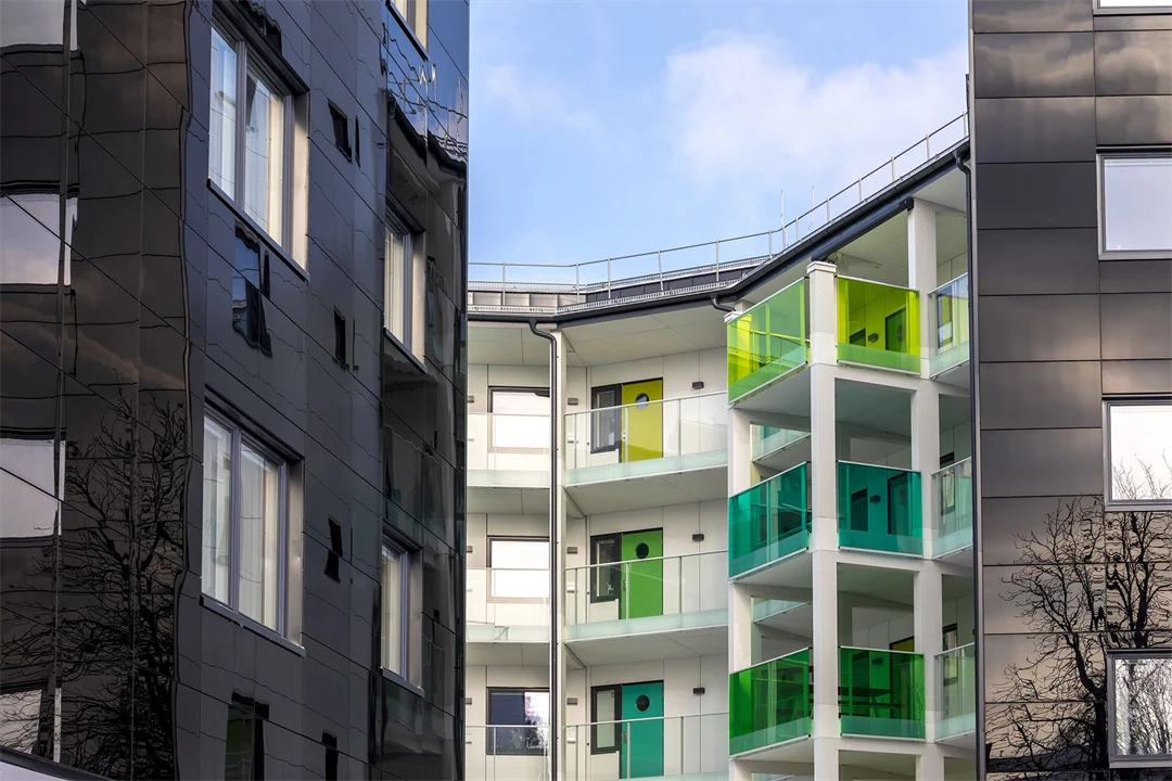 Flervåningshus med balkonger