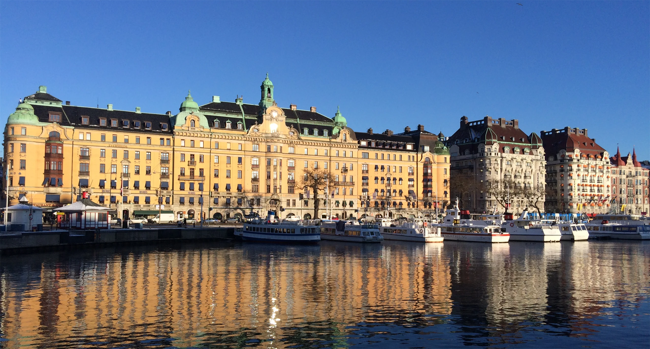 Bild på vackra huvudkontoret på Strandvägen 1, Stockholm
