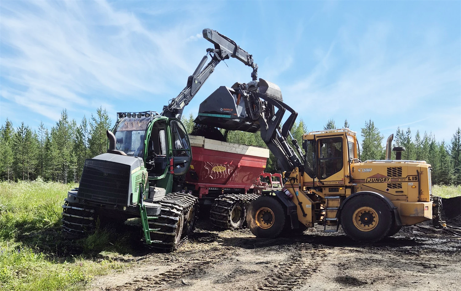 Skotare lastas med aska som ska spridas i skogen