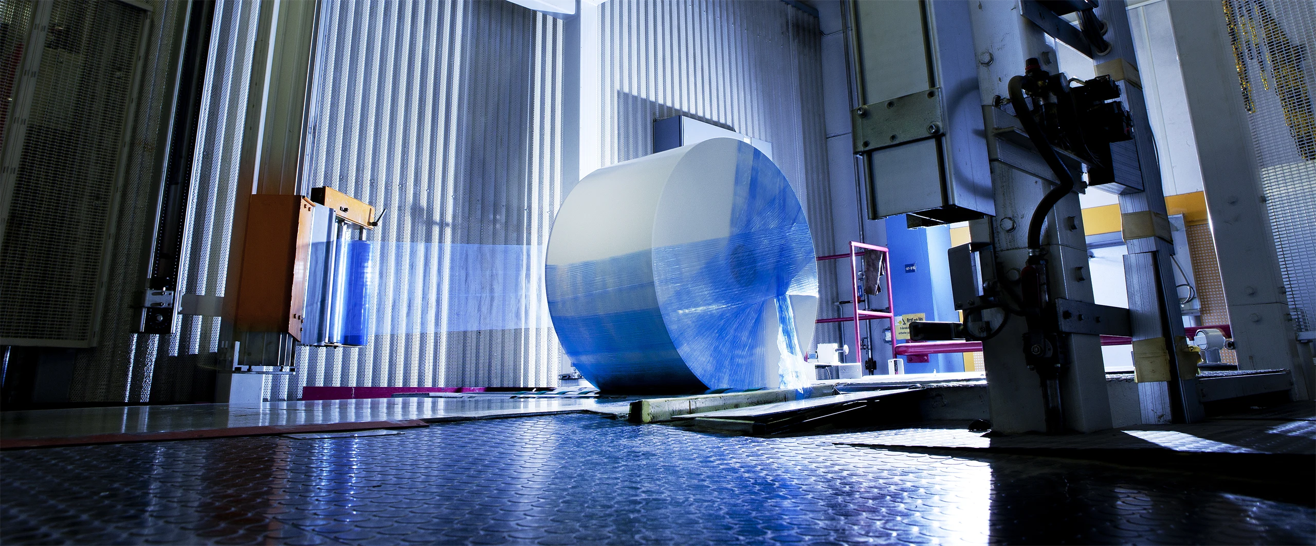 Picture of a roll paperboard inside Strömsbruk