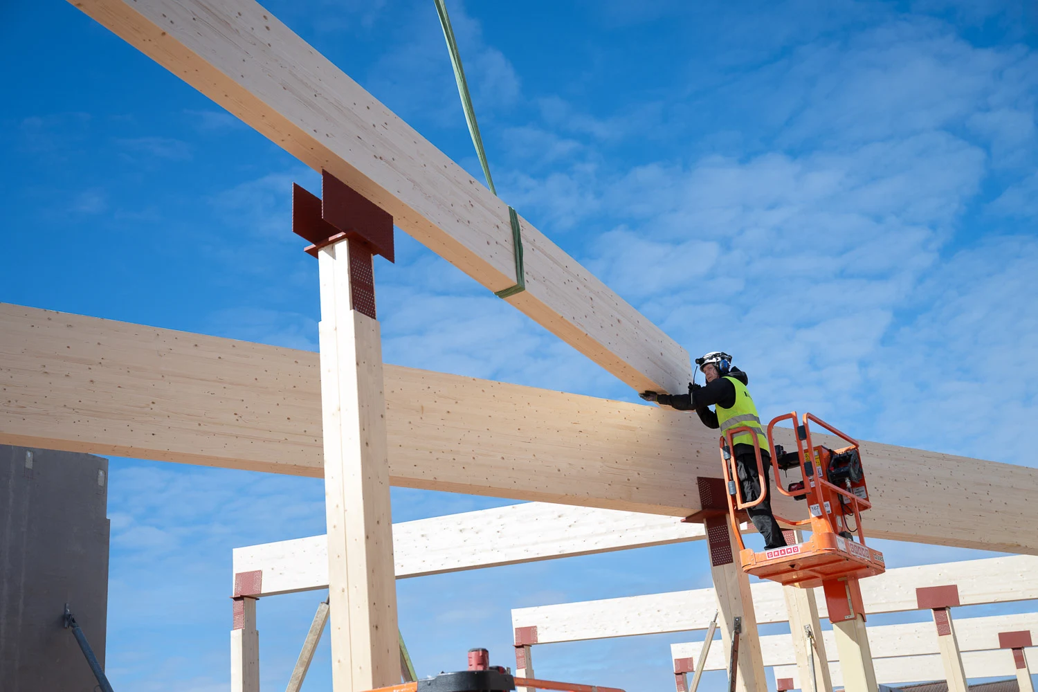 Montør monterer ramme