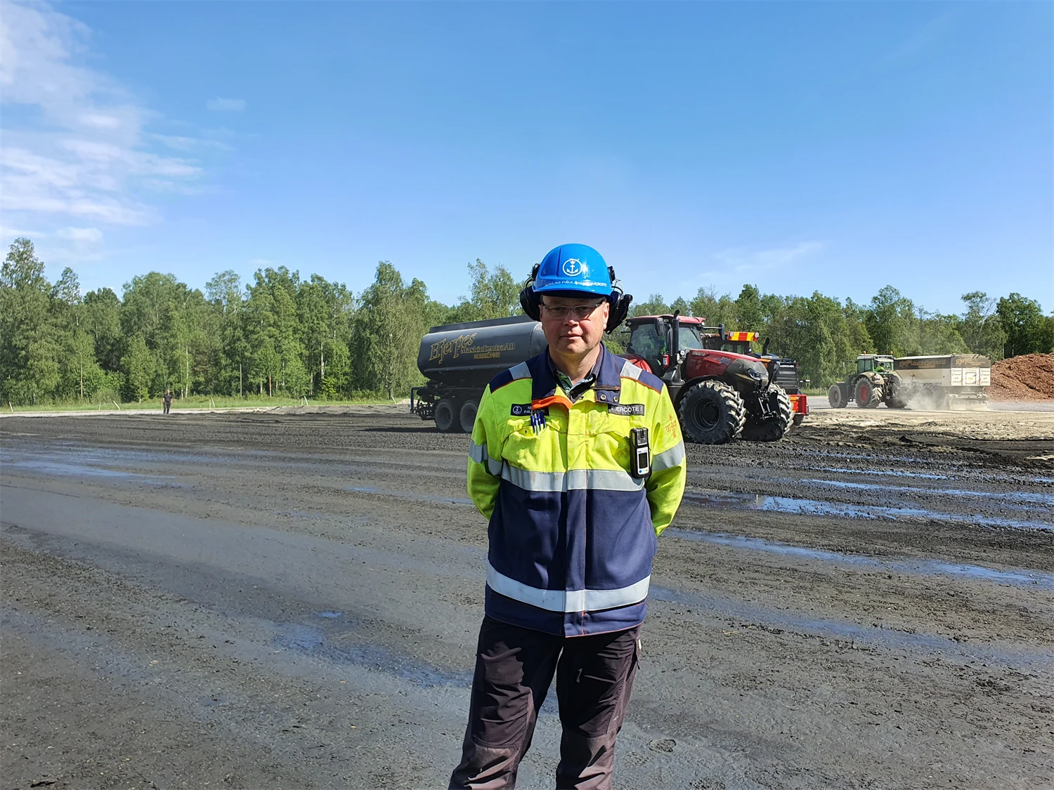 Niklas Paulsson in working clothes and a helmet outside Iggesund mill