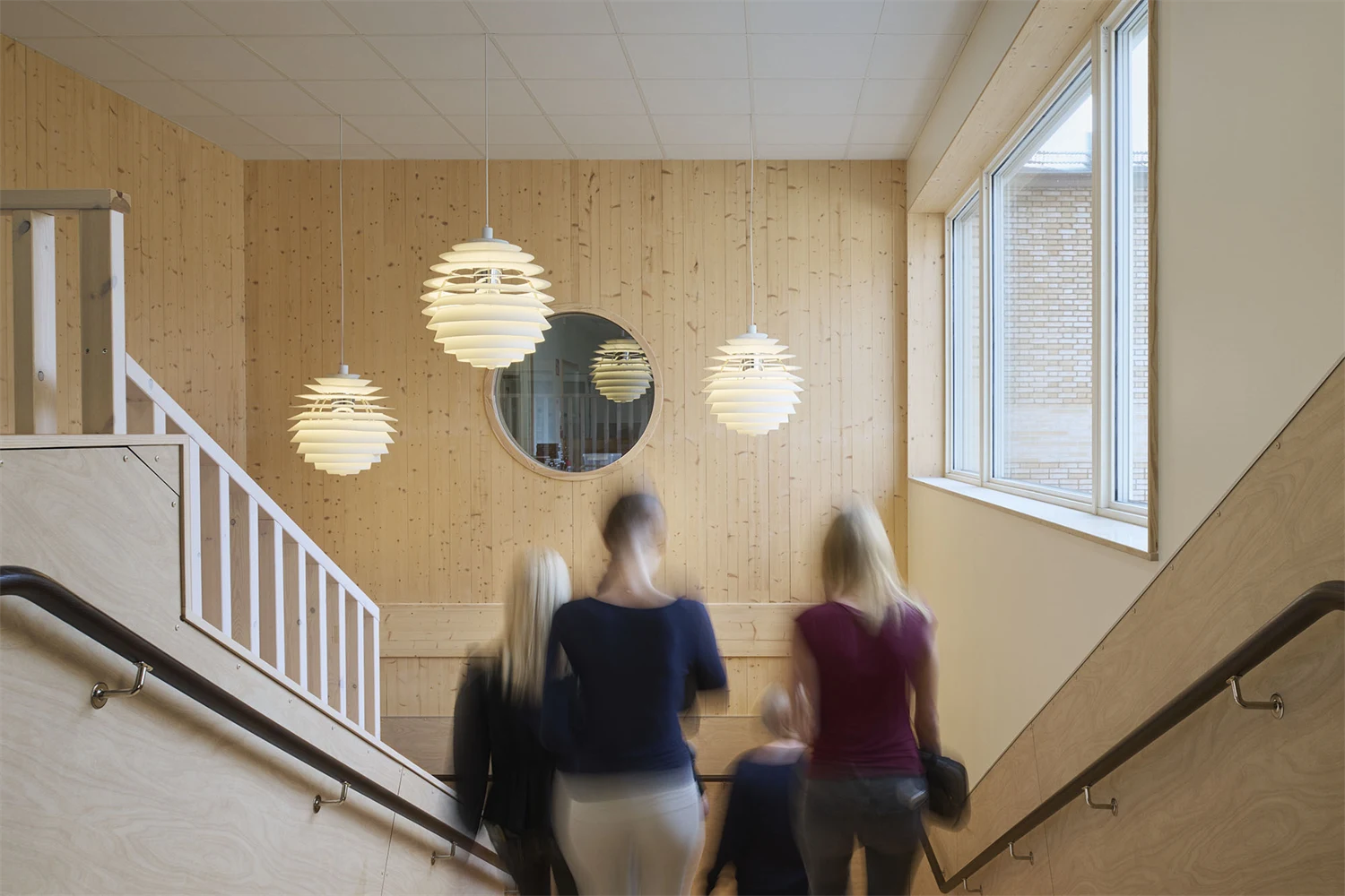 Skolelever i trapphus byggt i trä