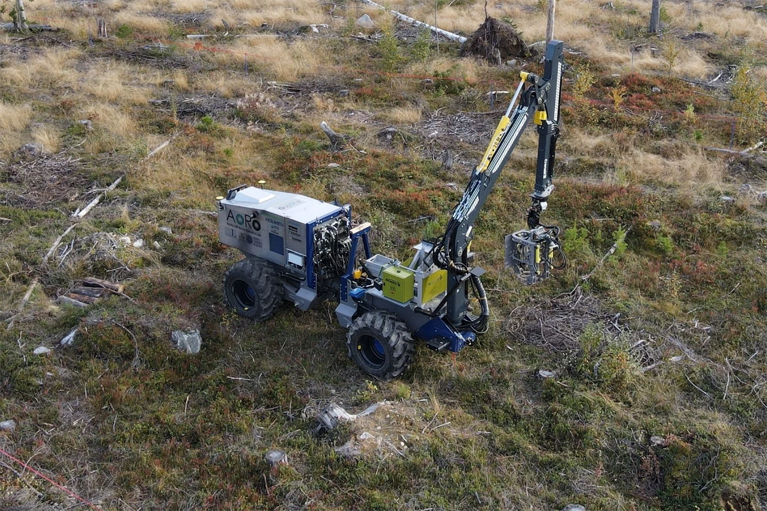 Självkörande skogsvårdsmaskin testas på hygge. Foto: Gustav Sten.