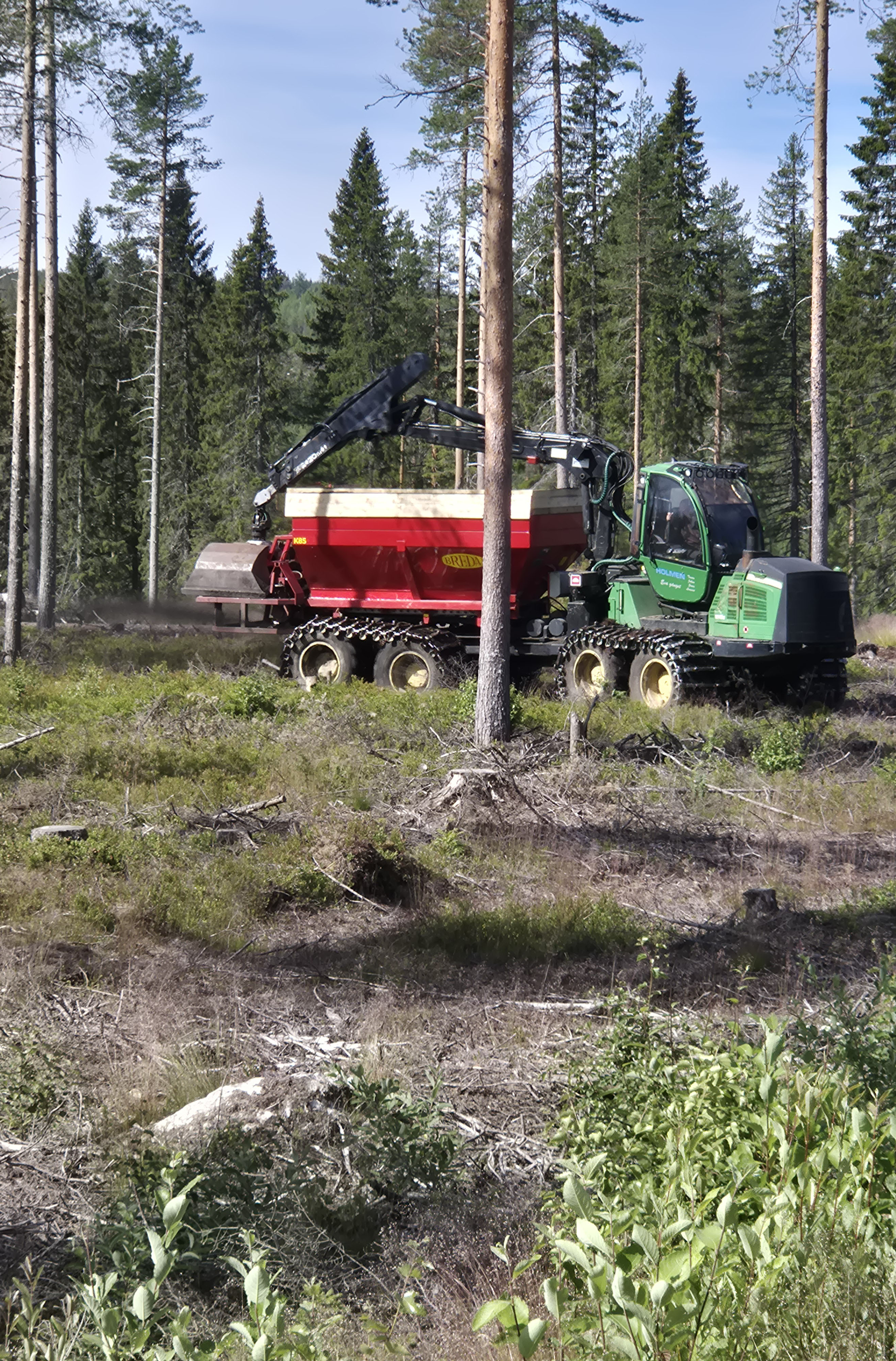 En ombyggd skotare sprider aska i skogen