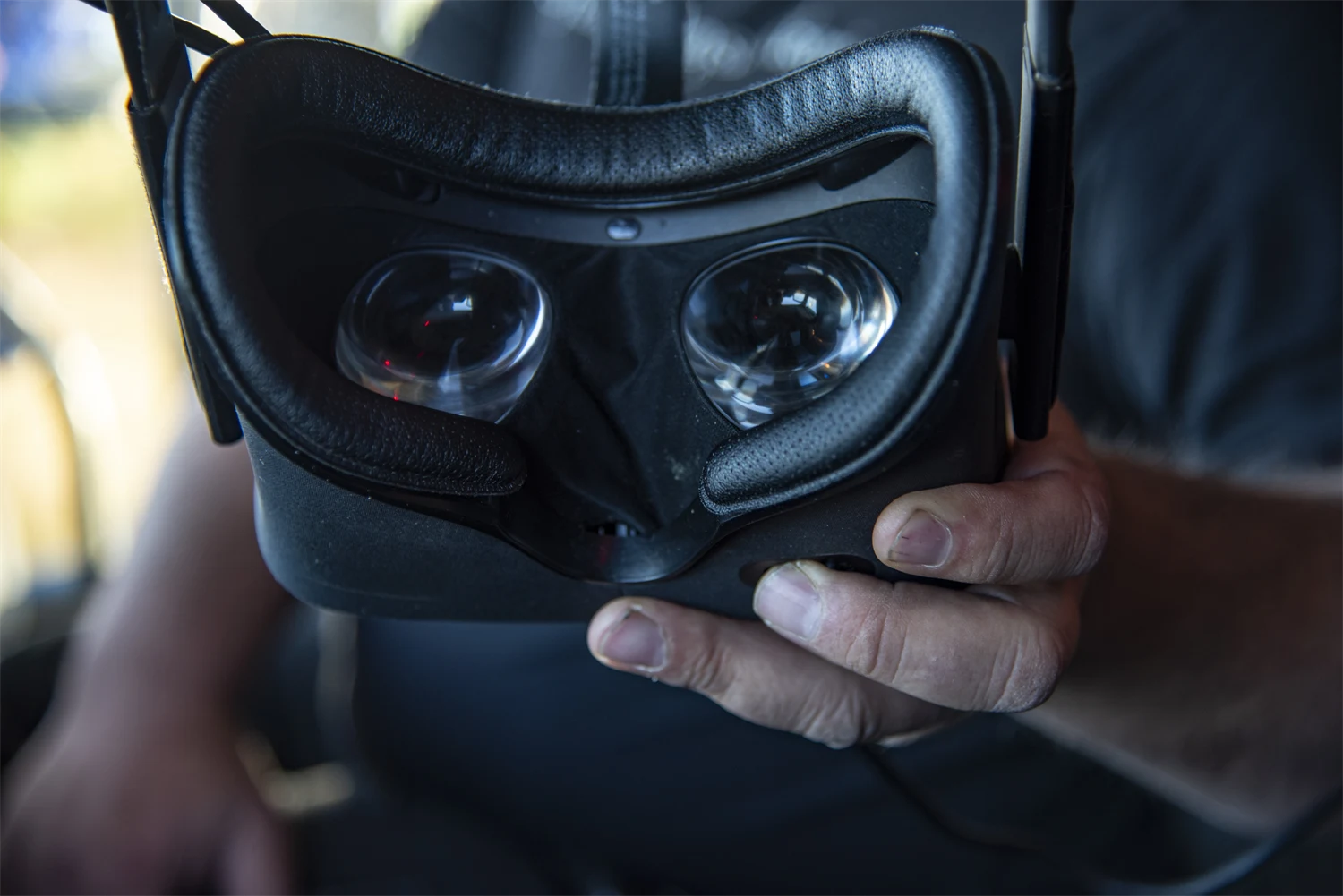 Timmerbilsföraren håller i ett par VR-glasögon