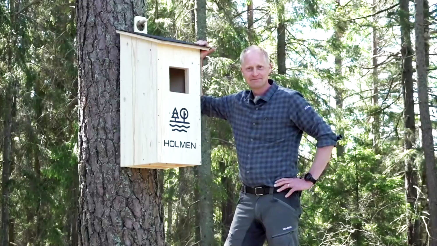 Sören Petersson inviger Likstammens Kunskapsskog med upphängning av en uggleholk