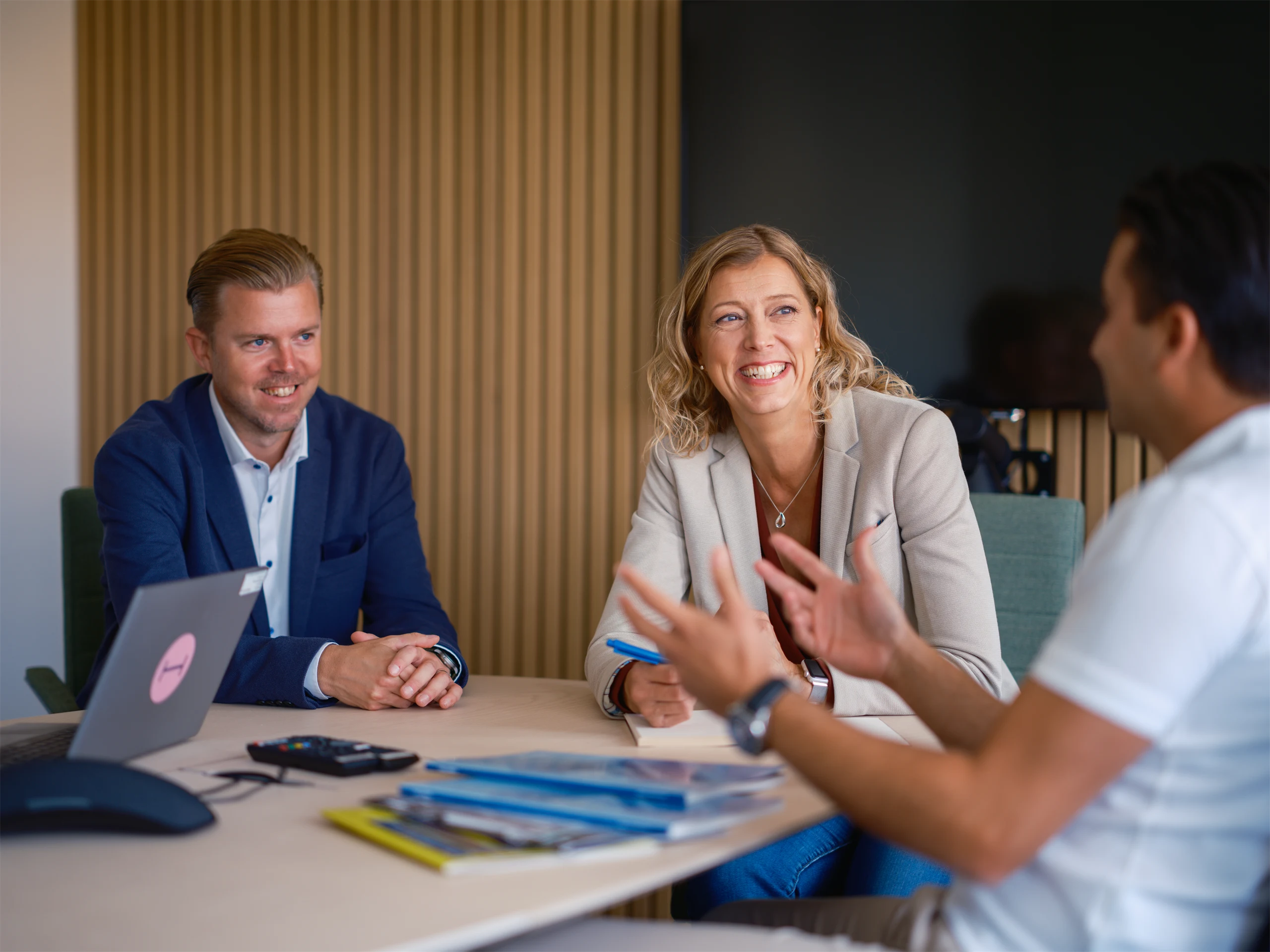 Bild på tre kollegor i ett mötesrum