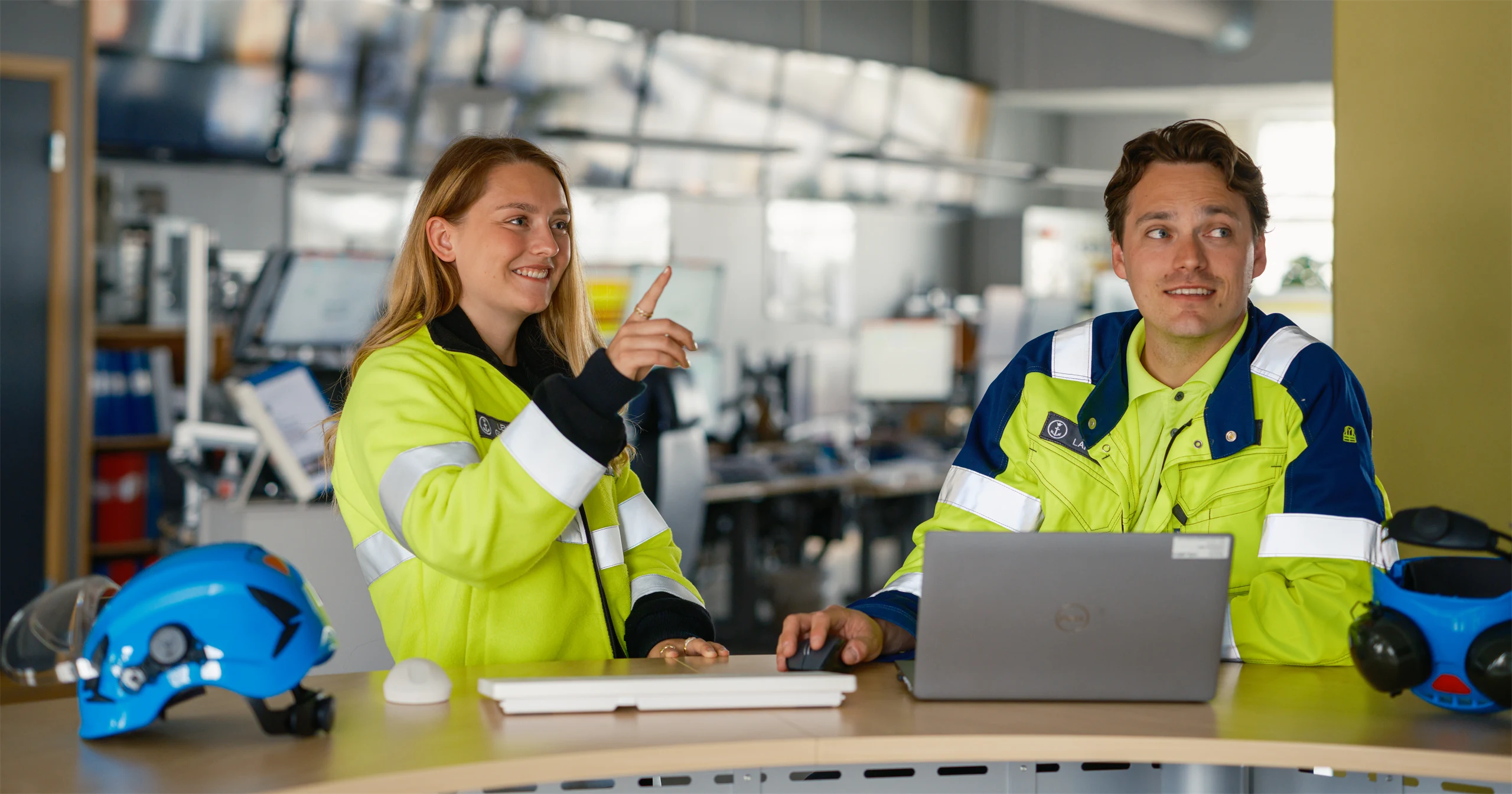 Bild på två kollegor i ett kontrollrum på bruket