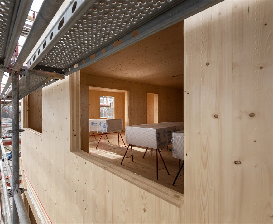 Hus helt i trä byggs upp