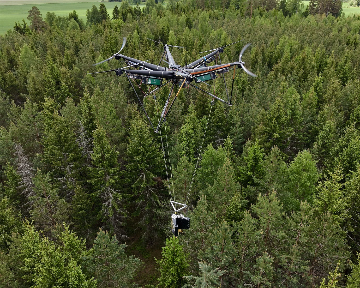 Drönare som utför gallring i skogen