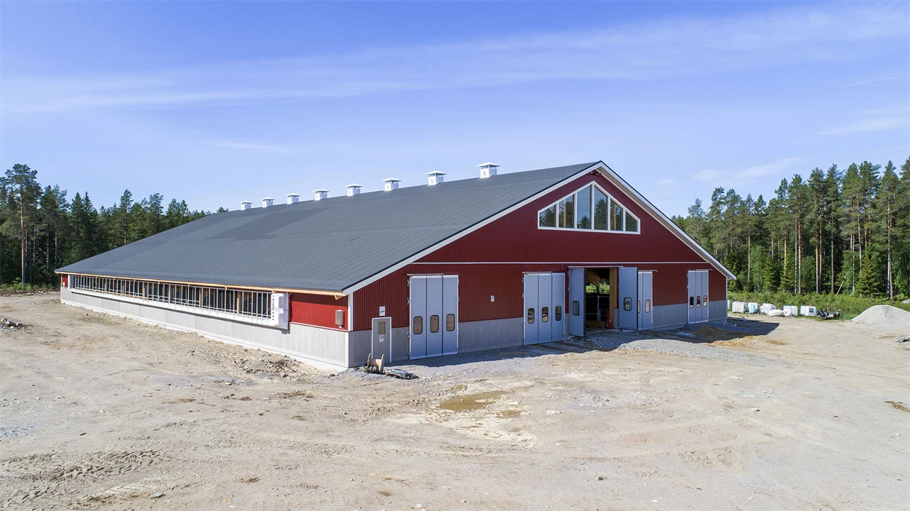 Lantbruksbyggnad med trästomme