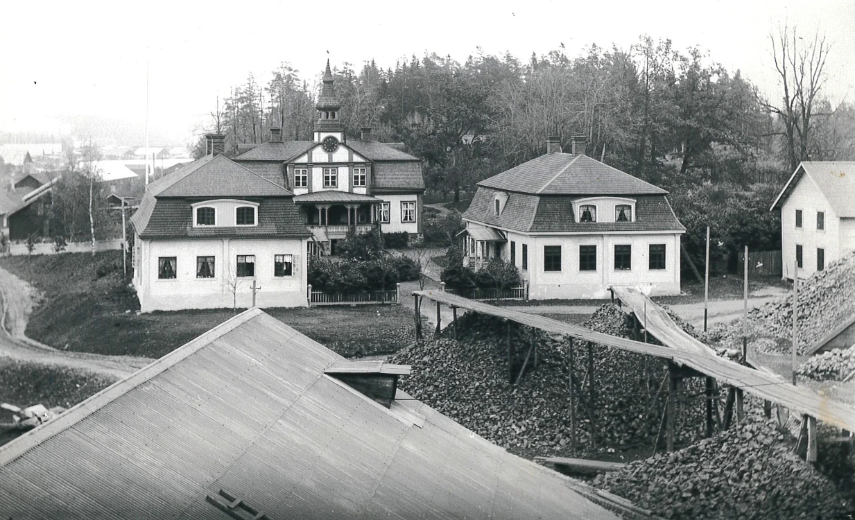 The Grill Manor's main building and left and right wing in the early 1900s