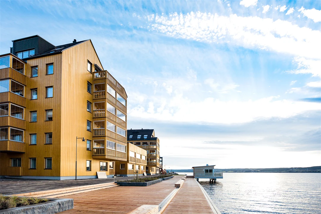 femvåningshus i trä vid vattnet