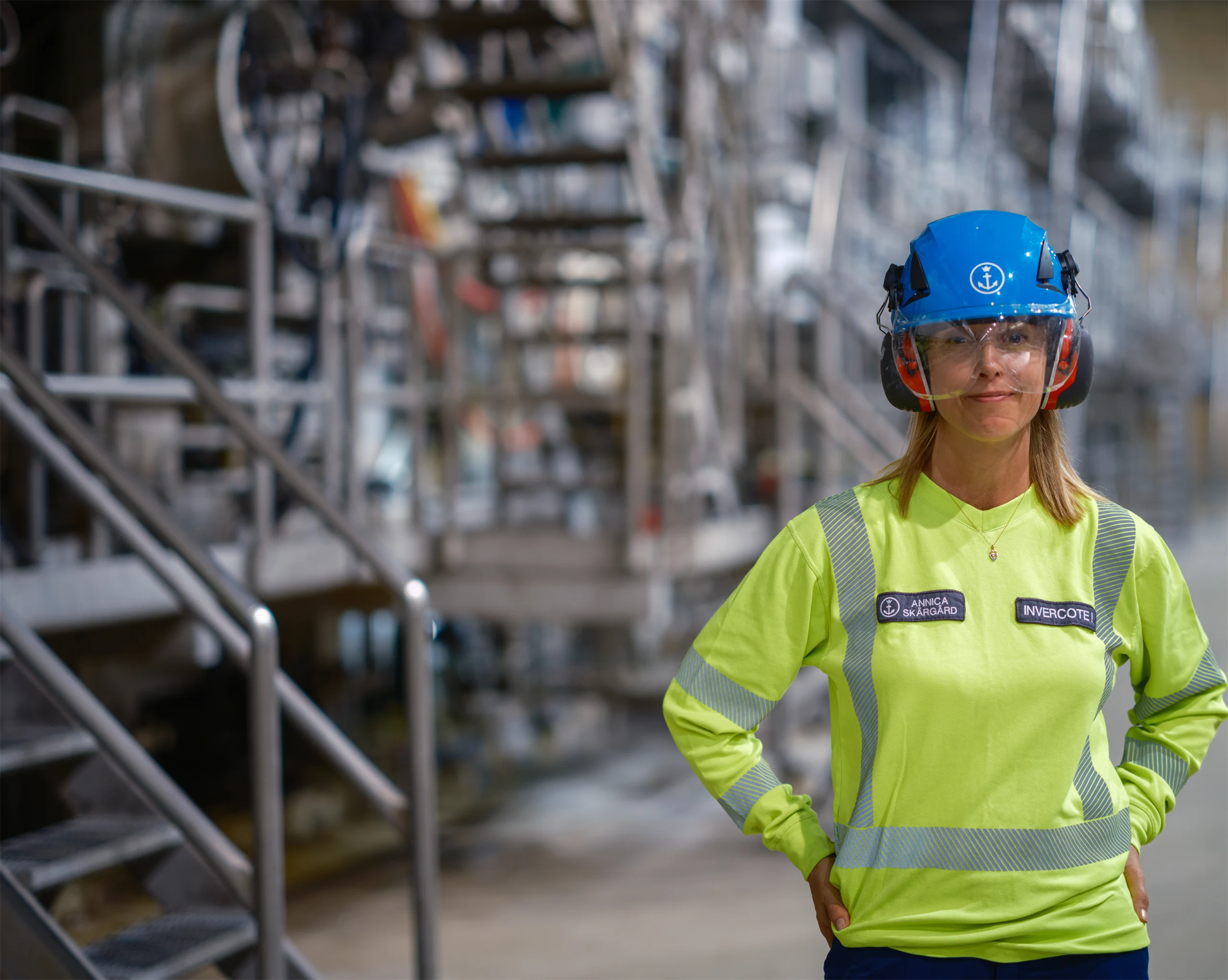 Holmen employee in front of a paper machine