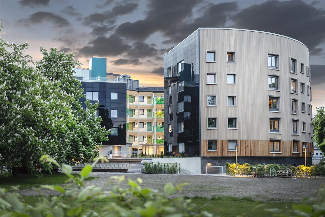 Flervåningshus i bostadsområde