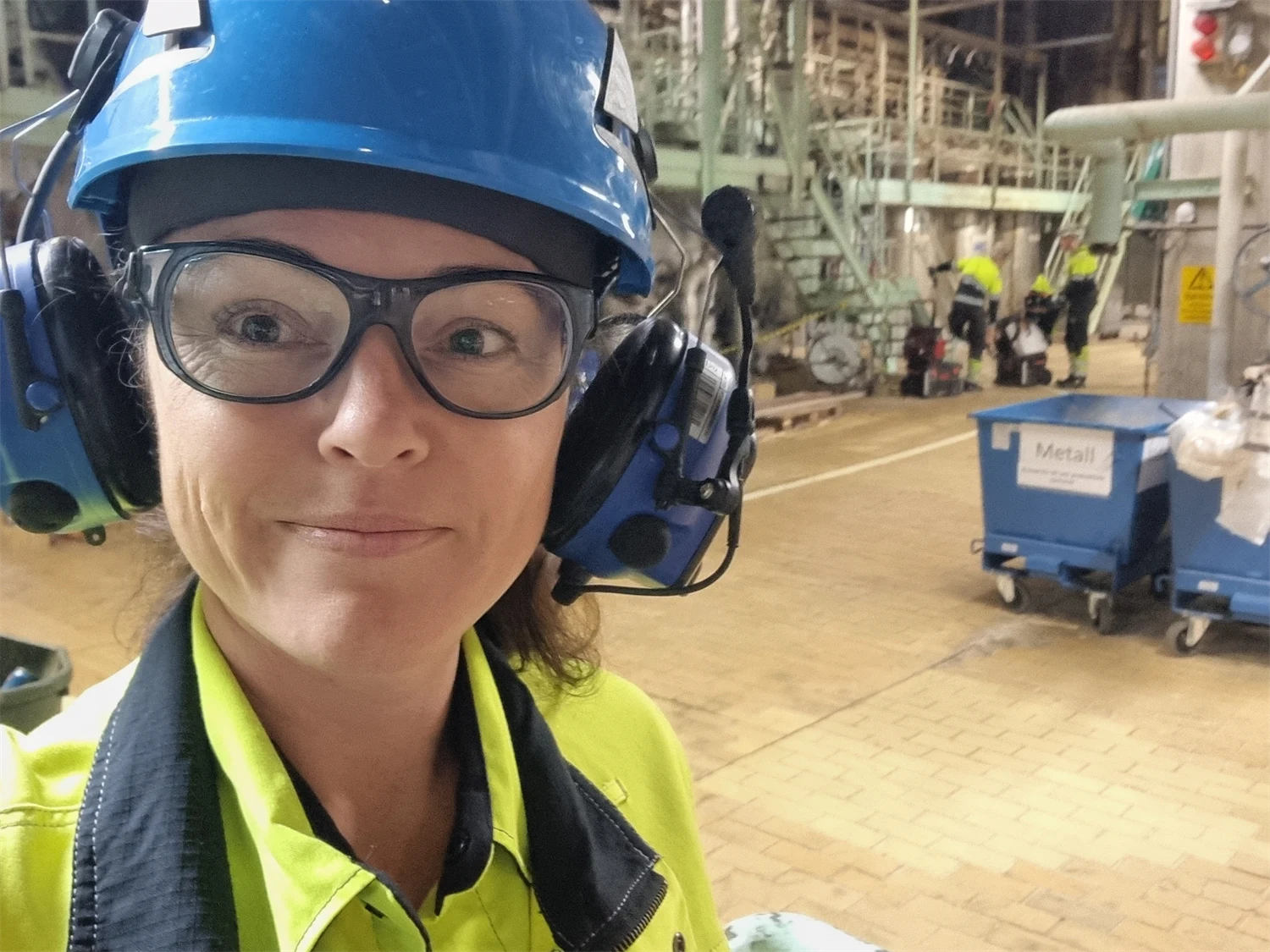 Processingenjör på Iggesunds Bruk står i en industriell miljö och berättar om sina erfarenheter som kvinnlig ingenjör på bruket.